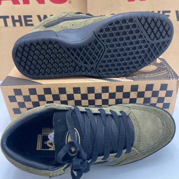 Vans Men’s Zahba Mid
Beatrice Domond Dark Olive Sneakers
VN000CBSDOL - Picture 5 of 16